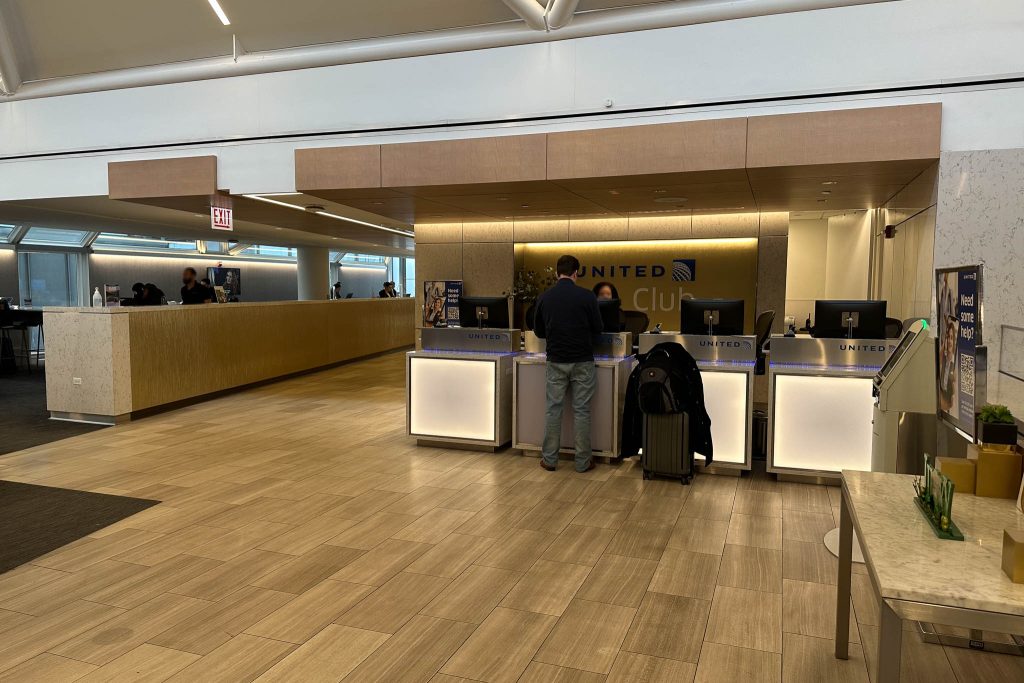 Review: United Club Chicago O'Hare (ORD - C10) - Live and Let's Fly