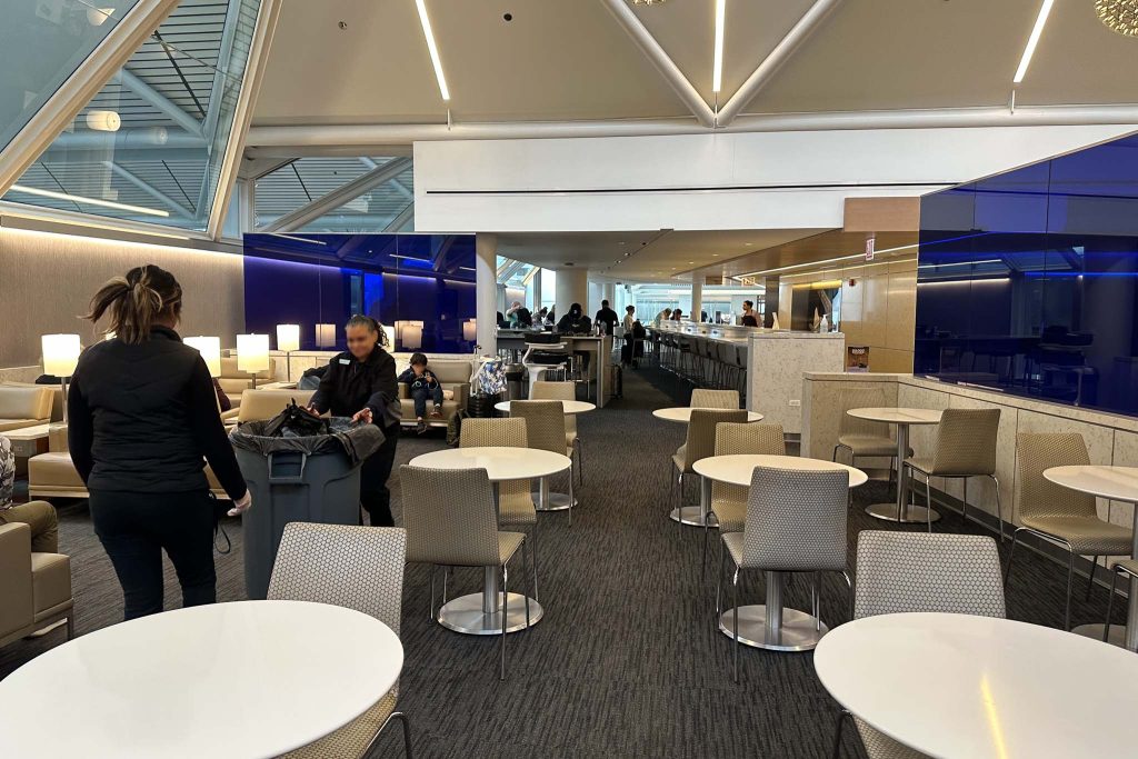 Review: United Club Chicago O'Hare (ORD - C10) - Live and Let's Fly